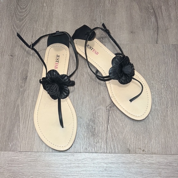 Black flower flat sandals size US 7.5 - Picture 4 of 11